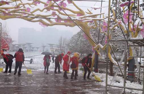 风雪中 让游客温暖的“红马甲”